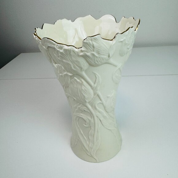Lenox Classic Ivory Tulip Flare 9.25” Gold Trim Scalloped Vase Gold Trim - Picture 4 of 6